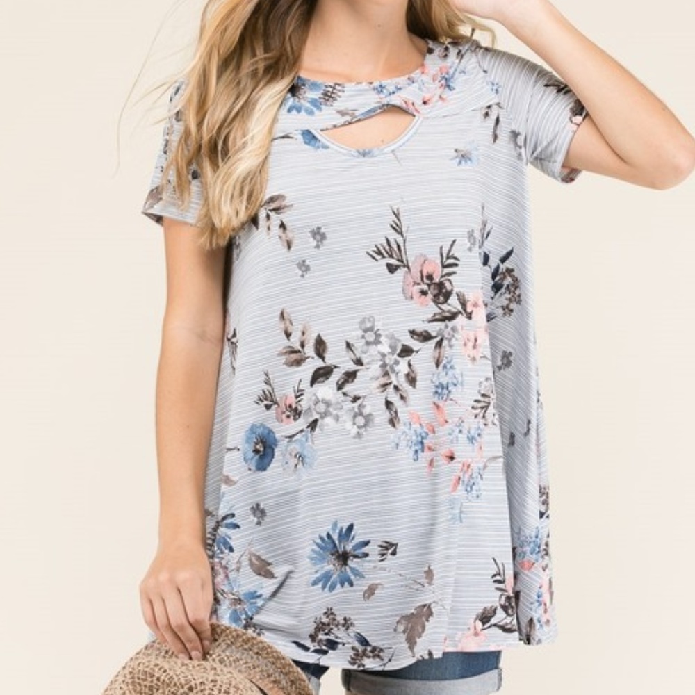 ➕ Floral Cutout Top - Picture 2 of 6
